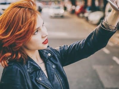 Frange rideau sur cheveux courts la tendance incontournable de l'année