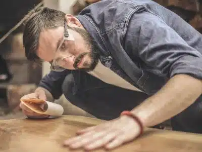 Poncer un mobilier verni