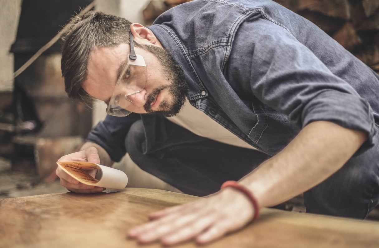 Poncer un mobilier verni