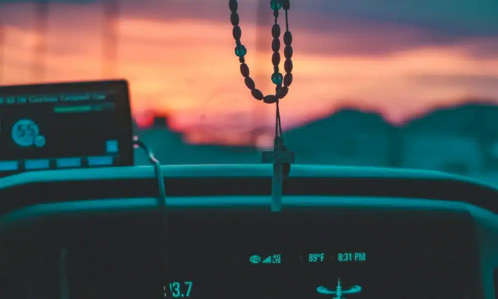 un chapelet dans une voiture