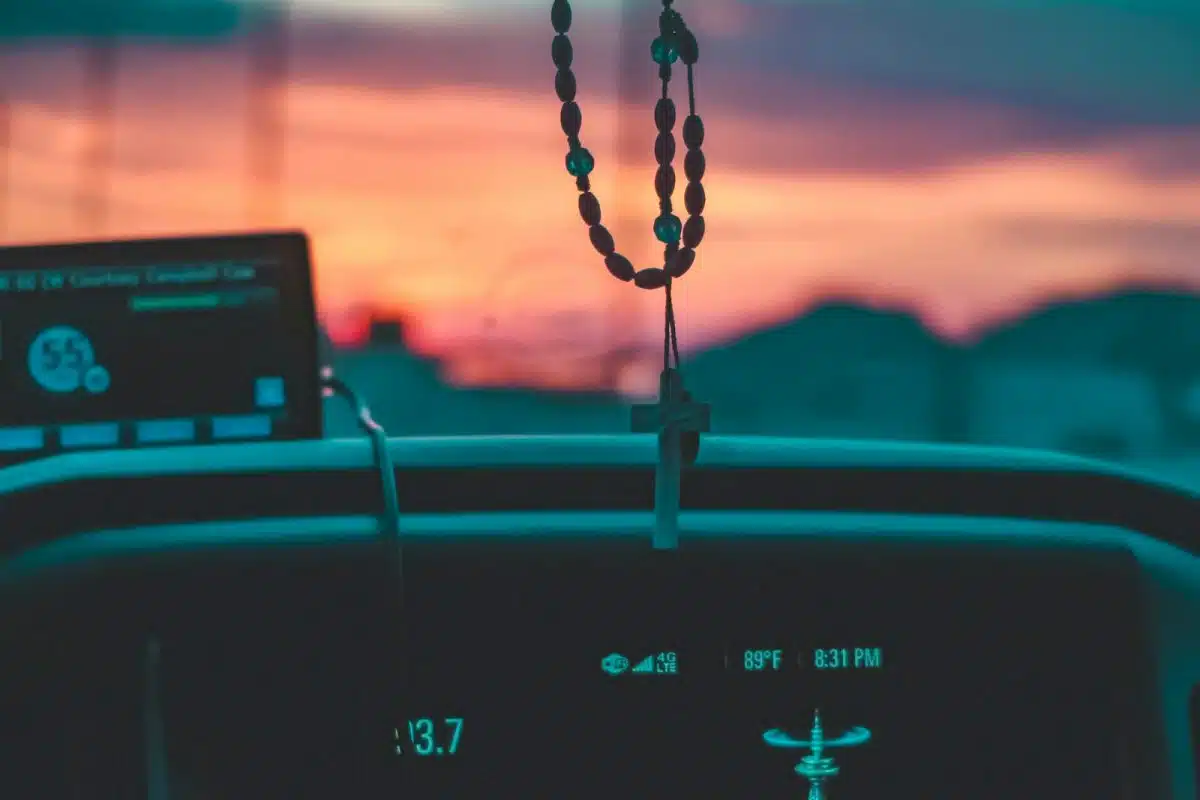 un chapelet dans une voiture