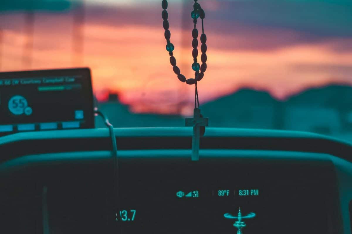 un chapelet dans une voiture